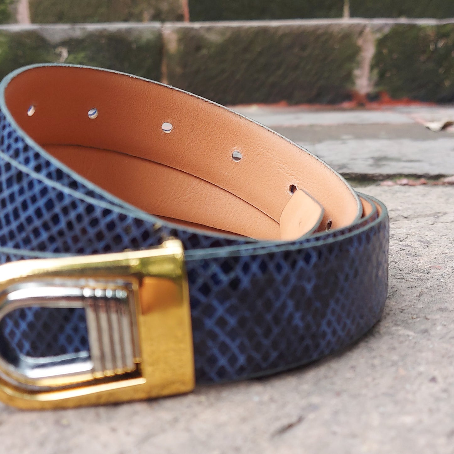 Nude / blue snake print belt